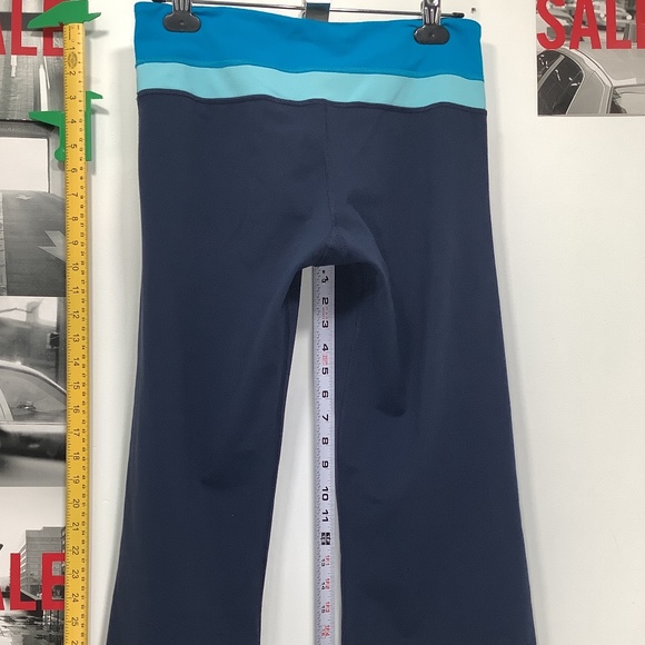 Women’s lululemon athletica Crop Flared Reversible Multi Color Waistband Size 8 - Picture 1 of 2